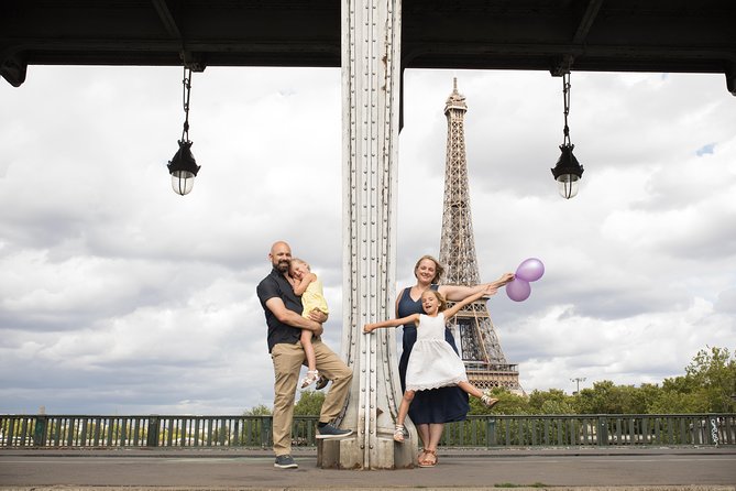 1-hour Photoshoot at the Eiffel Tower Trocadero Paris - Photo delivery: preview within 24 hours, then high-res downloads