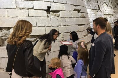 1h30 - Louvre Highlights optional 'families with kids' - Eng/Esp - The highlights that anchor your understanding of the Louvre