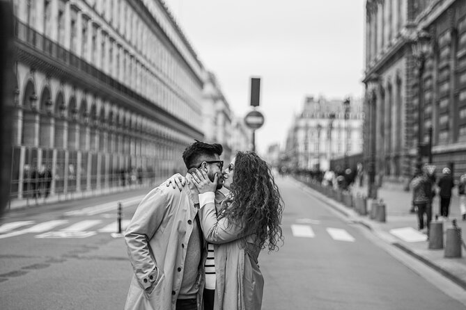 30 min photosession in Paris, all photos sent and edited - A 30-minute Eiffel Tower photoshoot that feels like Paris