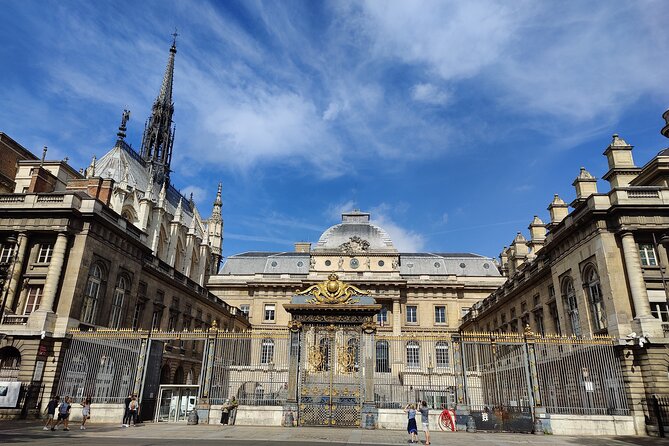 4 hours Paris Private Tour with hotel pickup & drop - Louvre orientation at the glass pyramid: fast and focused