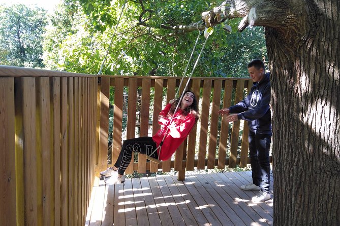Accrobranches course in the middle of the forest in Saint-Germain-en-Laye - Safety briefing and harness fitting: the part that makes the thrill make sense