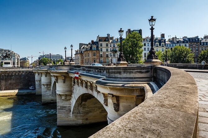 Airport Transfer: Paris Airport CDG to Paris City by Business Car - Getting picked up at Charles de Gaulle without wandering