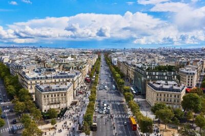 Airport Transfer: Paris Airport CDG to Paris City by Business Car - The ride: luxury cars, air-conditioning, and the back-seat rule