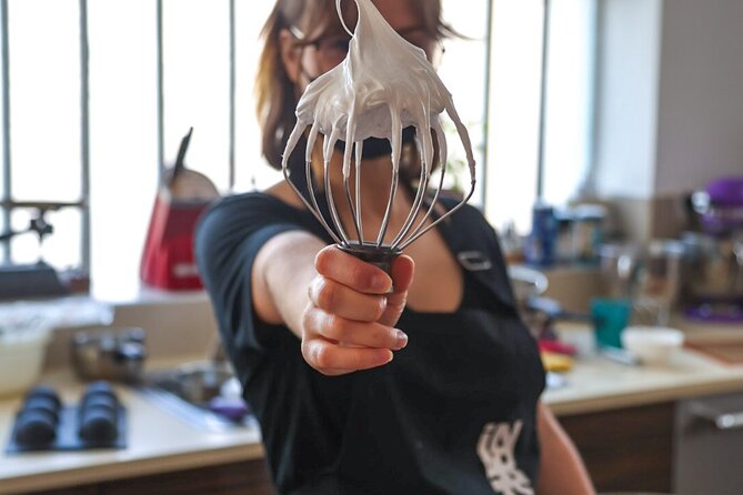 All about meringue: a pastry & culinary arts workshop in Paris - Teaching style with Evelyne: clear guidance in a friendly room