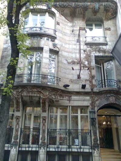 Art nouveau Paris tour - Starting at the Right Spot: The Neighborhood Rhythm Before the Architecture