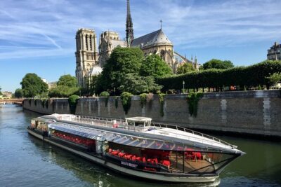 Bateaux Mouches Christmas Special Lunch Cruise in Paris - Getting on board at Port de la Conférence and finding your seat