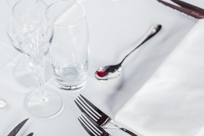 Bateaux Mouches Lunch Cruise on the Seine River in Paris - Lunch on the move: what’s on the table (and how it feels)