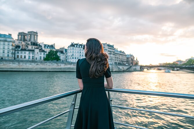Bateaux Mouches Sightseeing Cruise in Paris with Champagne - Entering Bateaux Mouches: Port de la Conférence and boarding reality