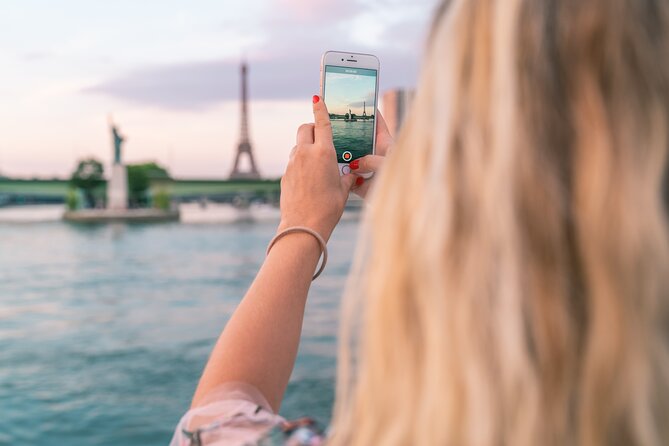 Bateaux Mouches Sightseeing Cruise in Paris with Champagne - Live commentary: helpful narration, but manage your expectations