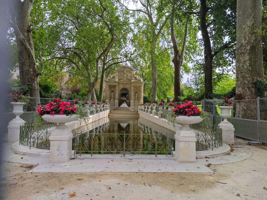 Best Bits of Paris: 40 Favourites Walking Tour 5 hours - Seine and Île de la Cité: Notre-Dame, Conciergerie, and Hôtel de Ville views