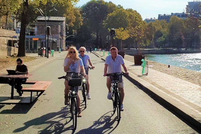 Bike Paris treasures with a live guide - Families & Friends - Meeting at Hôtel de Ville: where the tour gets rolling