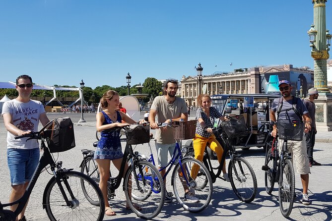 Bike Paris treasures with a live guide - Families & Friends - Along the Seine for an hour: the best use of bike time