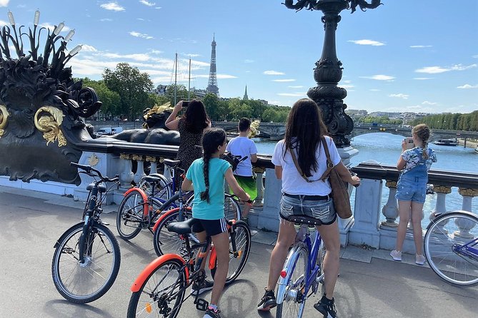 Bike Paris treasures with a live guide - Families & Friends - Small-group biking and the live guide factor