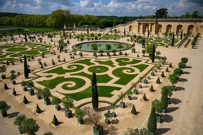 Château of Versailles and Marie Antoinette's Petit Trianon Private Tour - Versailles gardens and fountain time: where the weather can change your day