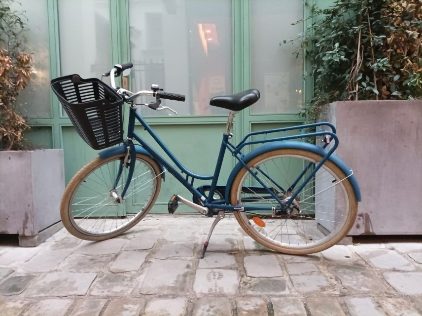 City bike rental in Paris (8h) - The gear that turns a rental into a safe day out