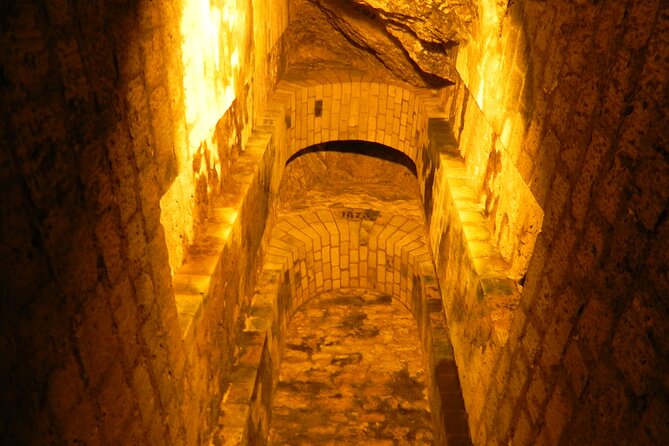 City Highlights Tour + Entry tickets for the Paris Catacombs - Pont Neuf and Henri IV: getting your bearings with a royal story