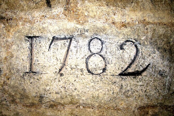 City Highlights Tour + Entry tickets for the Paris Catacombs - The Saint-Michel transfer: a 15-minute metro jump with included tickets