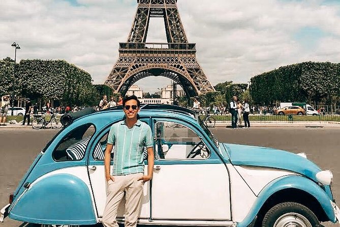 Classic Tour of Paris in 2CV CITROEN - Arc de Triomphe and Champs-Élysées: the Paris power corridor