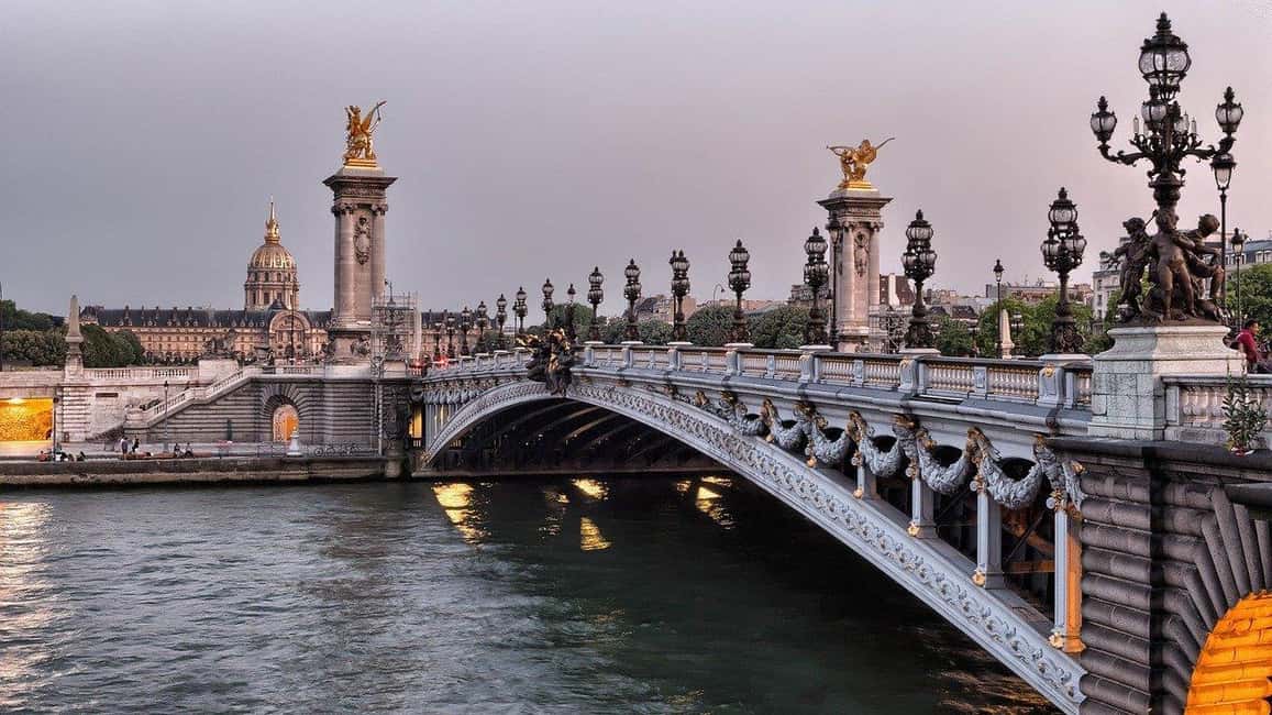 Classical and Monumental Paris Tour along the Seine River - Starting at Place de la Concorde, then reading the Seine like a map