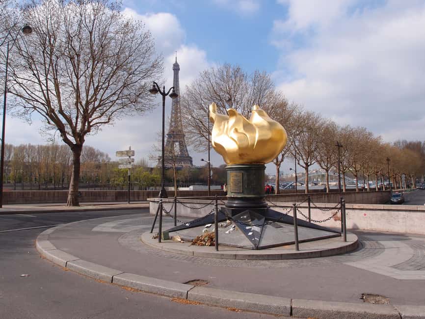 Classical and Monumental Paris Tour along the Seine River - The boat add-on and hop-on hop-off options: how to budget smart