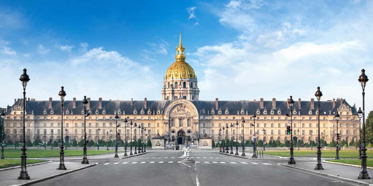 Classical and Monumental Paris Tour along the Seine River - Place de la Concorde: the terror-era story behind the big open space