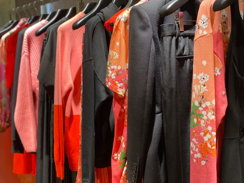 Discount Couture: ultimate Paris Shopping 2h30 walking tour - The guide and the group size: what you actually gain from “up to 8”