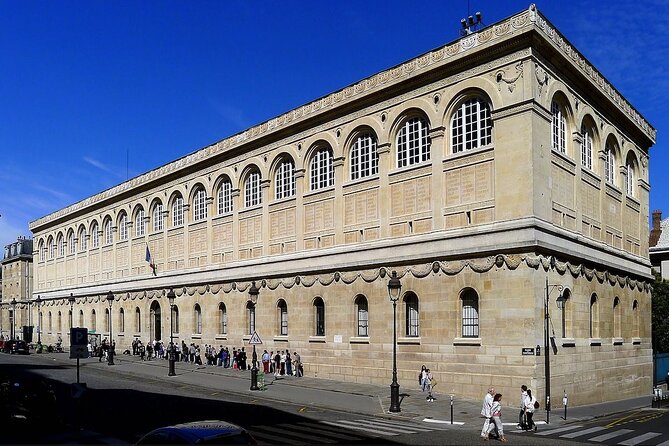Discover the Latin quarter - Passing an impressive mausoleum: a pause that adds depth