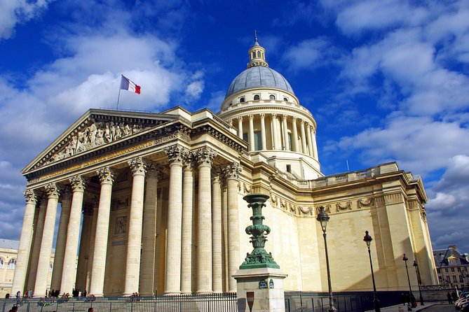 Discover the Latin quarter - Stop 1: Quartier Latin streets, where the neighborhood becomes the attraction