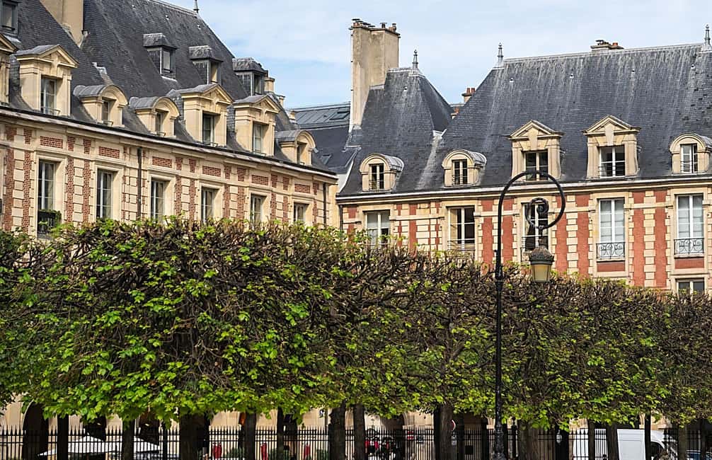 Discover the Marais (:) An Outdoor Detective Adventure - Key things you’ll notice right away