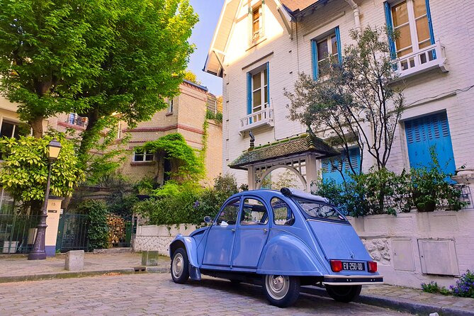 Discovery of Montmartre in a 2CV - 45 min - The Red Mill area and tickets with champagne