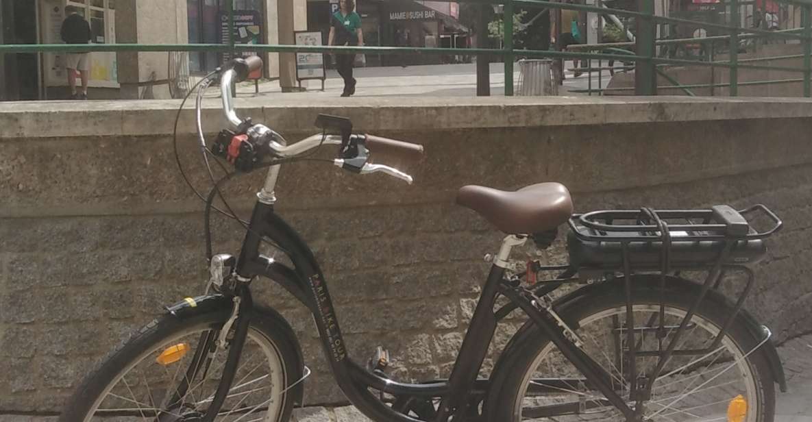 E-bike rental Paris City Center - Your E-bike Setup: Helmet, Basket, Rain Poncho, and a Map