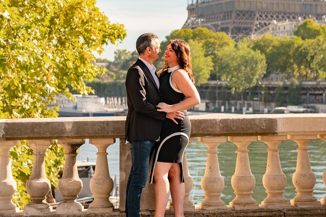 Eiffel Tower Photographer, Professional Photo shoot - Paris - The experience vibe: professional direction with Paris context