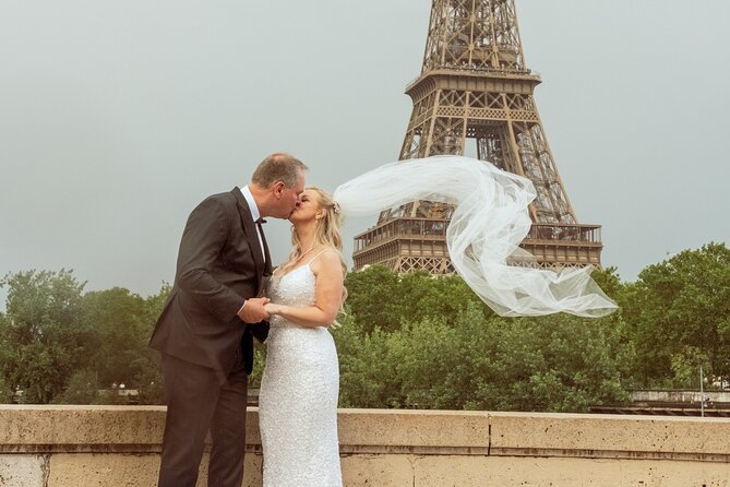Eiffel Tower Photoshoot - La France Renaissante Meeting Point and a Real 1-Hour Plan