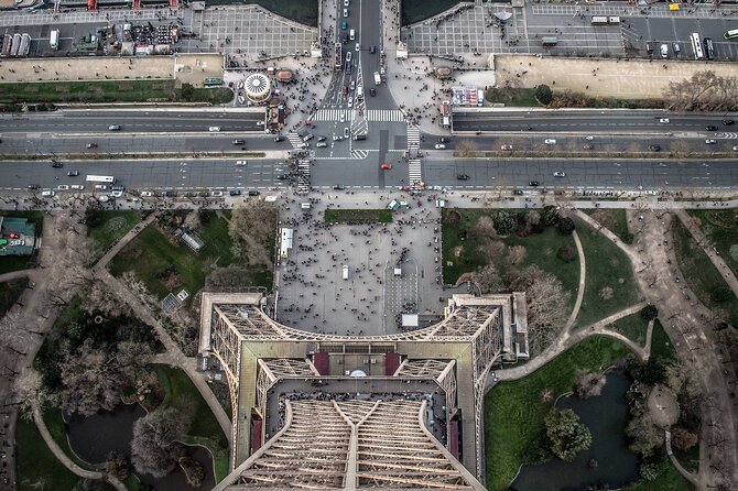 Eiffel Tower Summit Entry with Big Bus and Seine River Cruise - Big Bus Paris hop-on hop-off: use it like a roaming base