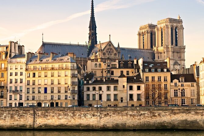 Escape game on the Île de la Cité - Place Dauphine and the island’s living rhythm