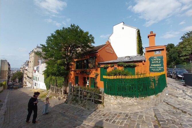 ESSENTIAL MONTMARTRE Walking Tour: the essential highlights+MORE! - Place du Tertre: artists at work and why the square still matters