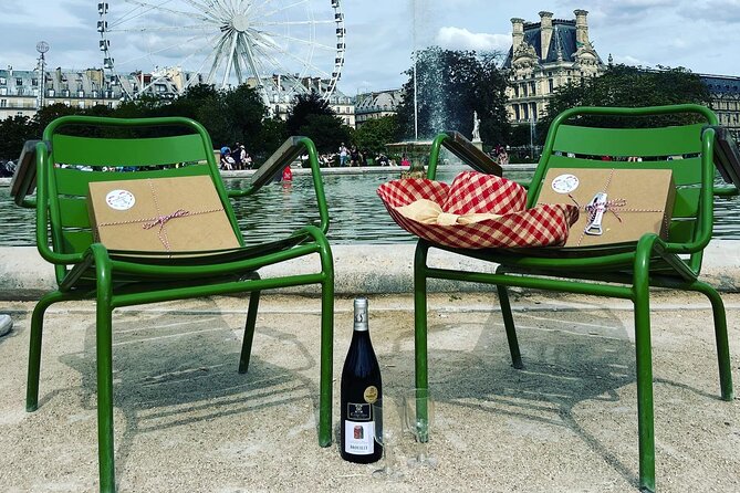 Exclusive Gourmet Picnic Experience at the Eiffel Tower - Picnic comfort at the Eiffel Tower park area: mat, insulated bags, and WC nearby