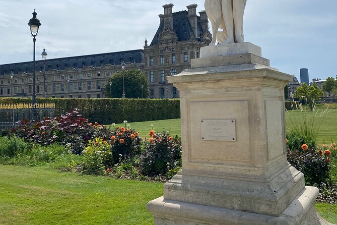 Exclusive Walking Tour of Central Paris With Local Guide - Carrousel du Louvre: How Gardens and Even the Eiffel Tower Get Connected