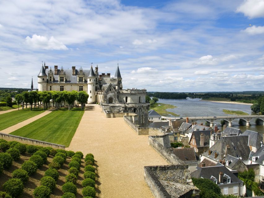 Exclusive Wine Day Trip Loire Valley from Paris - Lunch in Castle Country: A Three-Course Reset