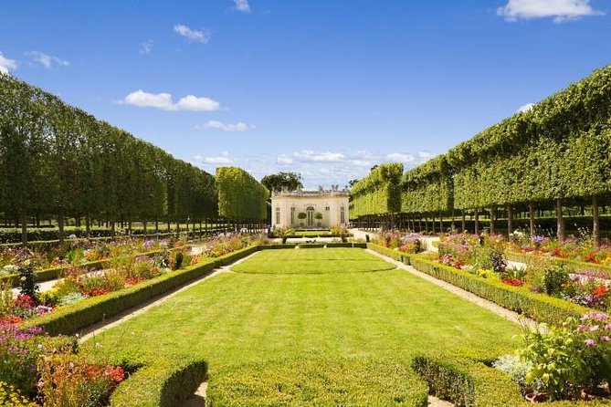 Excursion to Versailles by train with entrance to the Palace and Gardens - Guides you’ll actually remember: why the stories feel key