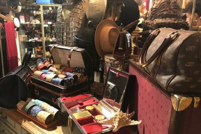 Flea Market Secrets near Montmartre: A Paris Hunt for Treasures - Entering the Saint-Ouen area: how Daria sets you up to find things