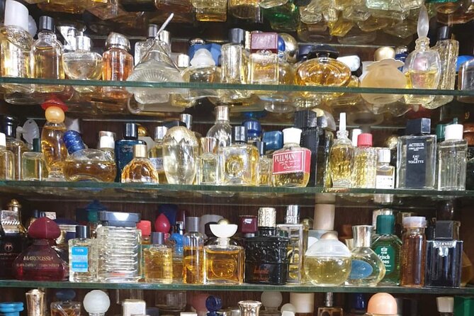 Flea Market Secrets near Montmartre: A Paris Hunt for Treasures - Rain, pace, and the small-group factor