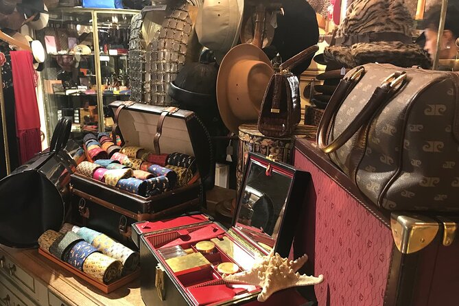Flea Market Secrets near Montmartre: A Paris Hunt for Treasures - Entering the Saint-Ouen area: how Daria sets you up to find things