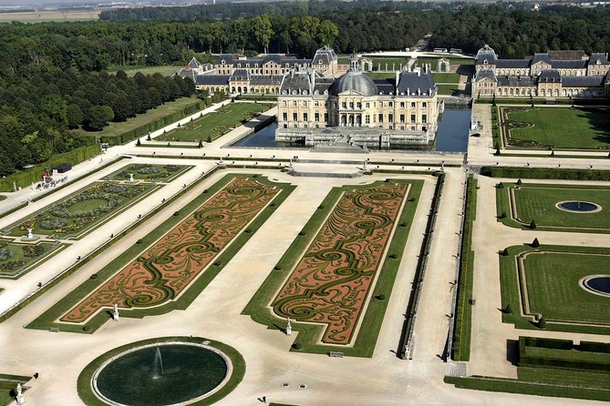 Fontainebleau and Vaux le Vicomte Chateaux Day Trip from Paris - Coach comfort and the schedule that shapes your day