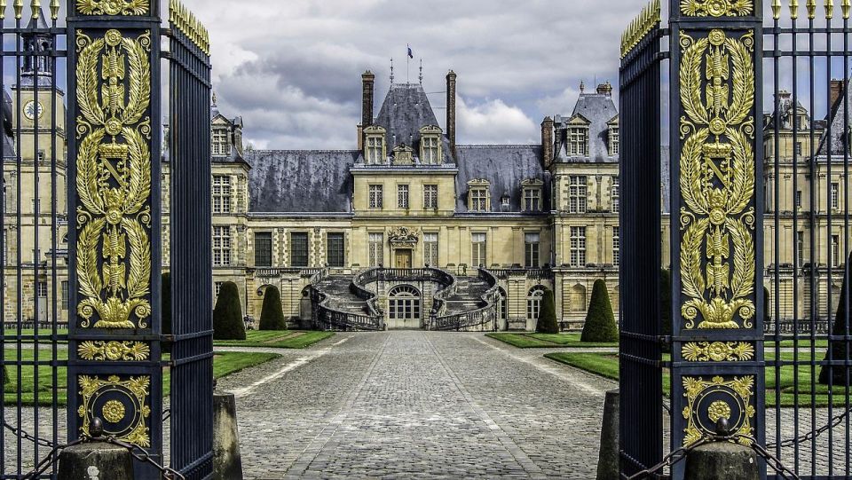 Fontainebleau Castle Private guided tour from Paris - Language Options: English, French, Russian, Spanish