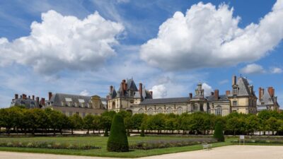 Fontainebleau: Palace Private Guided Tour with Ticket - Meeting at the golden gate and walking straight inside