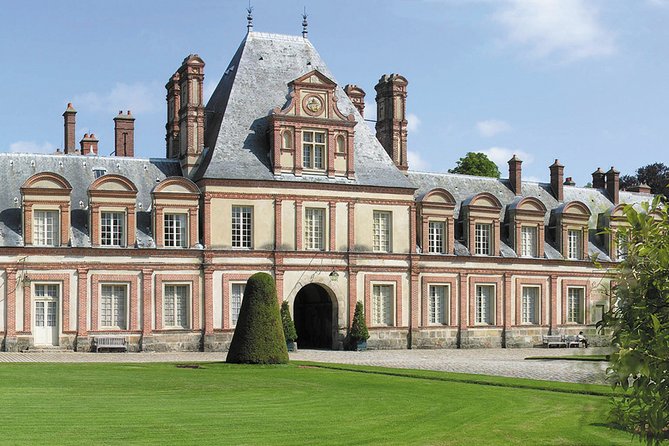 Fontainebleau Private Guided Tour: Half-Day Trip from Paris - Gardens, Carp Pond, and the geometric hedge maze