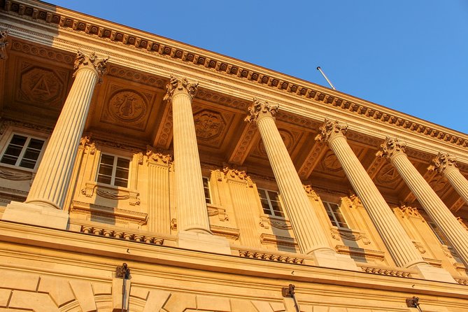 Freemasons, myths and revelations about a secret society - Reading Symbols on Facades: The Real Core of the Experience