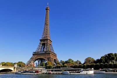 From Disneyland Paris: Paris Day Trip and Sightseeing Cruise - The Eiffel Tower stop: quick access, great photo positioning