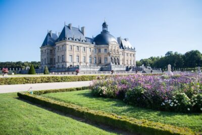 From Paris: Chateau de Fontainebleau & Vaux-Le-Vicomte Tour - Meeting La Flamme and getting out of Paris fast